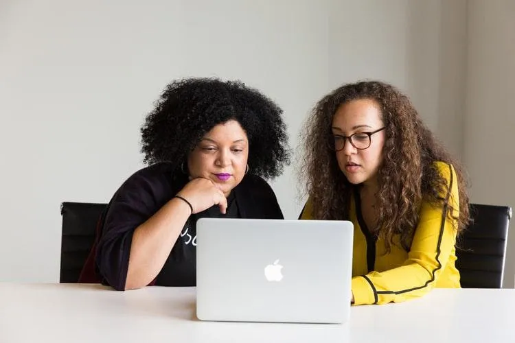 SyncWords: deux femmes avec un portátil